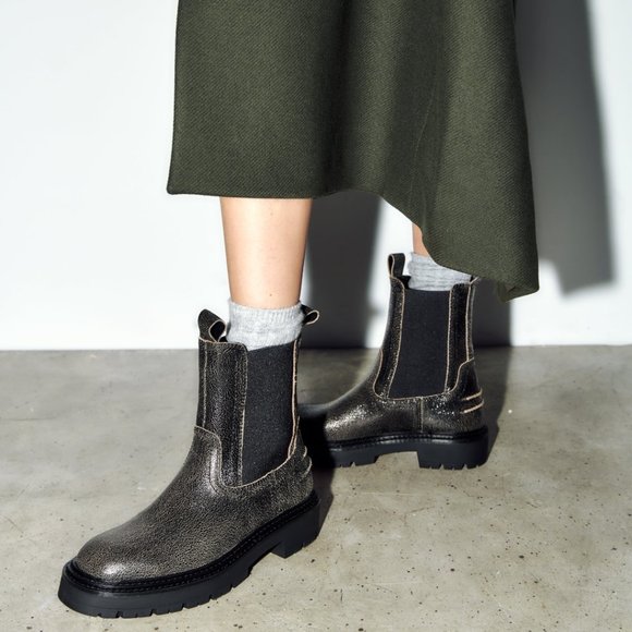 NWT Zara Flat Cracked Leather Chelsea Boots Size 9